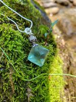 Collana di Fluorite Verde Ottaedrica: Eleganza Mistica