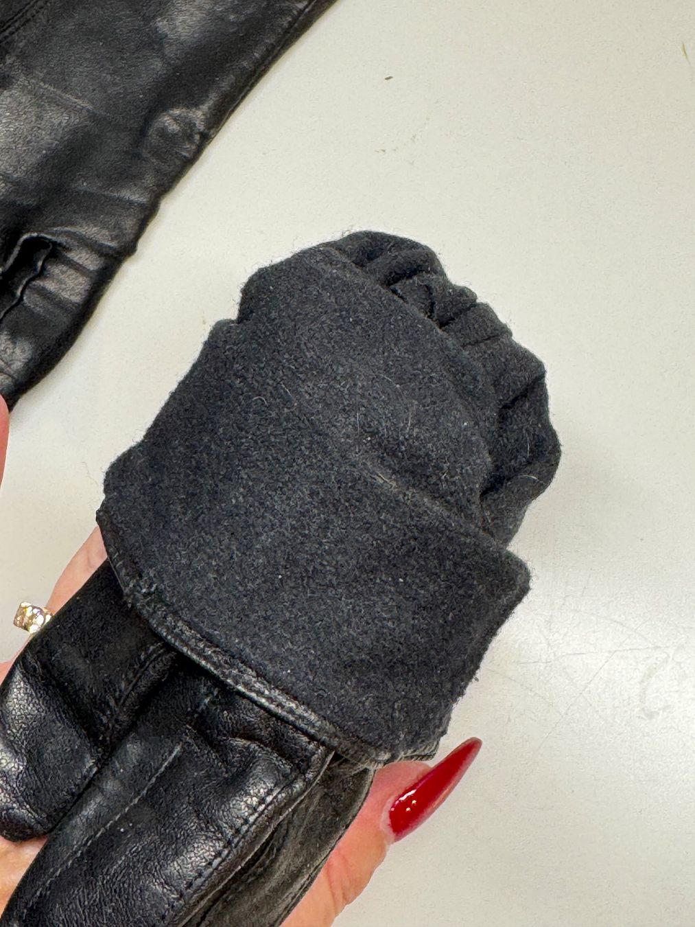 Guanti & manicotti: schwarze Lederhandschuhe – Usato da Grosswangen venduto da shoes.bags.and.co 2