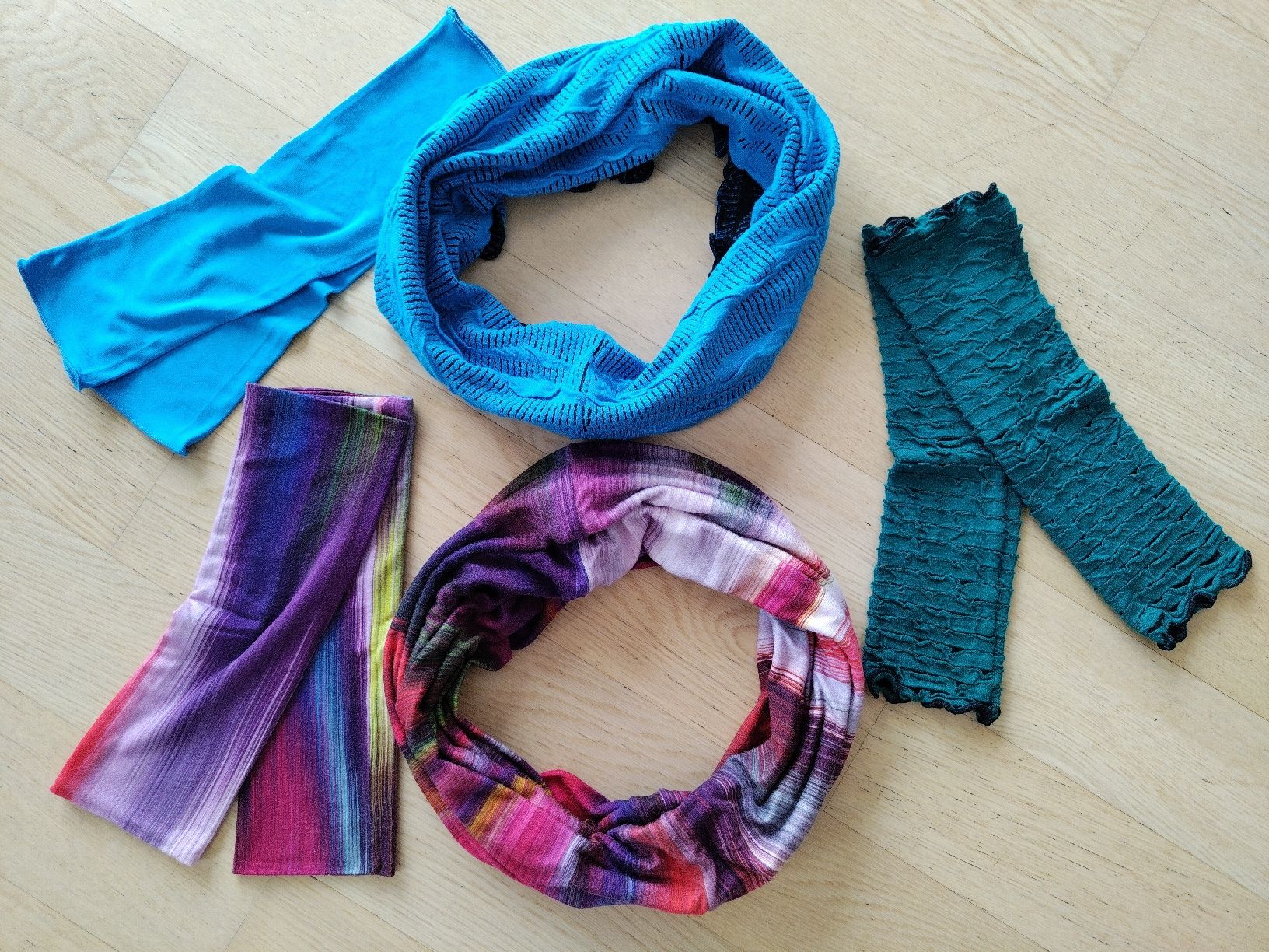 Colora Kleiderpakete: Colora Paket Loup Schal & Hanteln – Gebraucht aus Buchrain von QueenyHE51 3