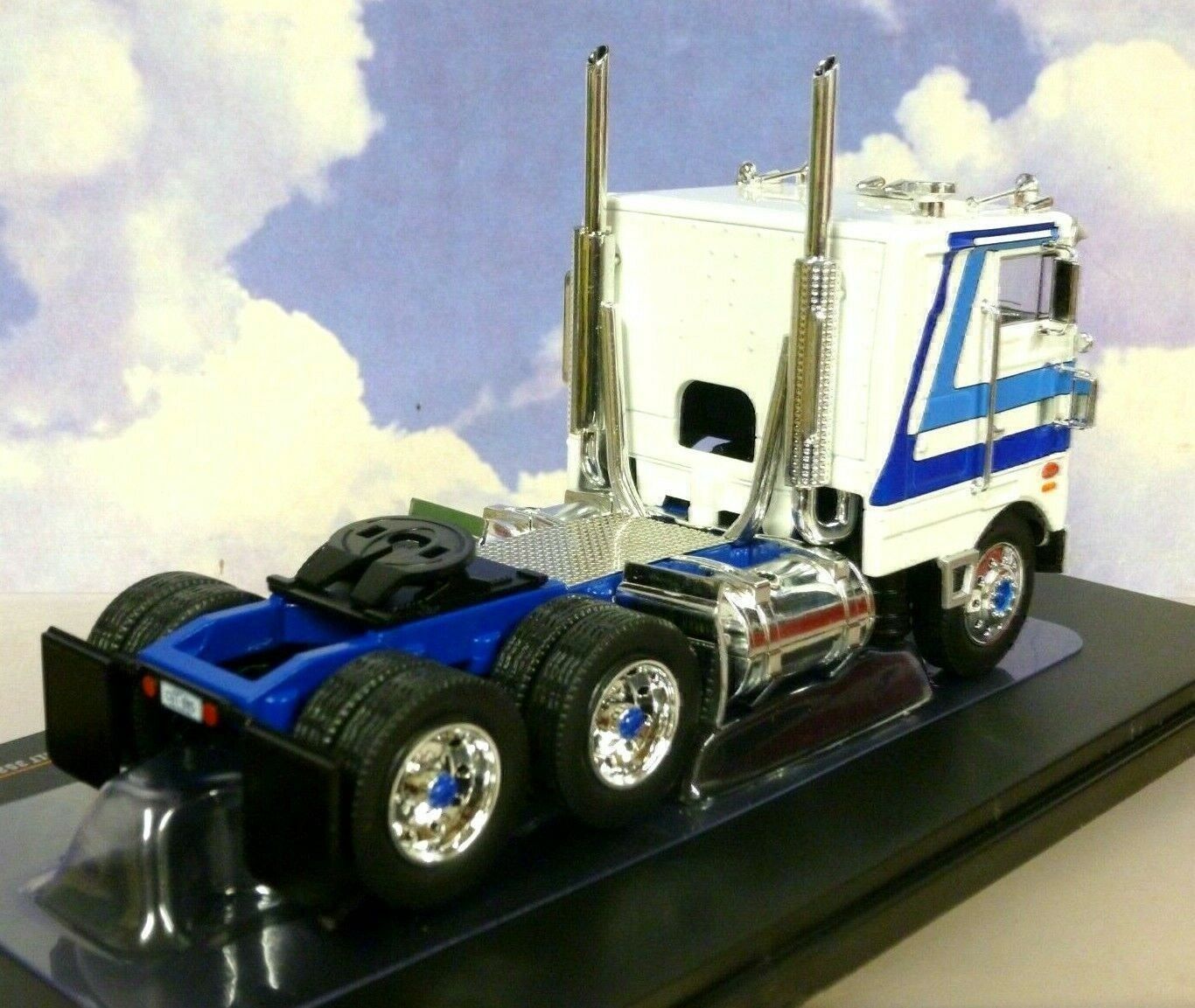 Peterbilt Modellini d'auto: Peterbilt 352 Pacemaker LKW Zugmaschine 1979 weiss / hell – Nuovo e nell'imballaggio originale da Gerlafingen venduto da espero88 2
