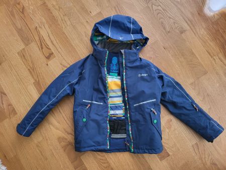 Skijacke mit passenden Handschuhe