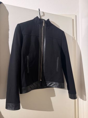 Schwarzer Blazer mit Lederdetails, Grösse S / M