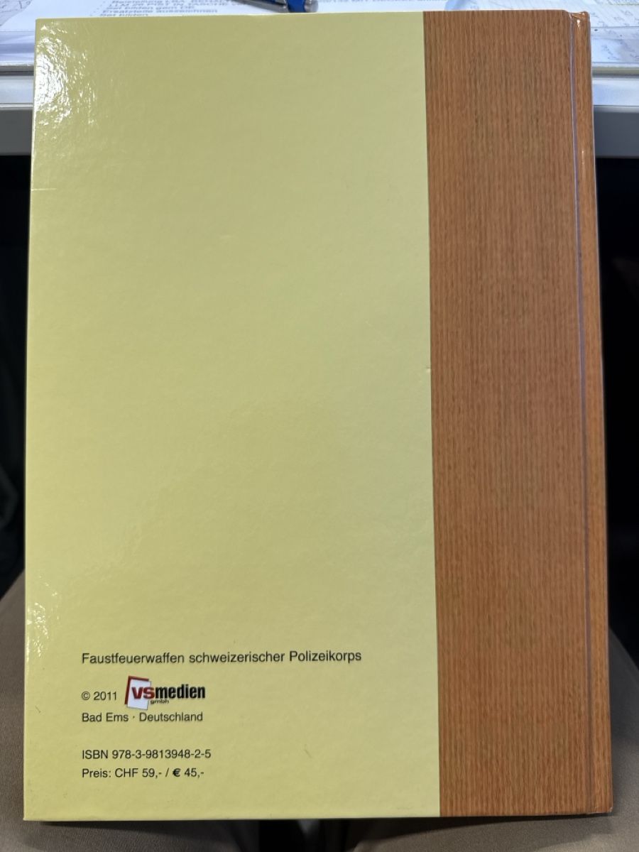Libri: Buch Faustfeuerwaffen schweizerischer Polizeikorps 2011 – Nuovo (secondo la descrizione) da Krattigen venduto da Chasseur3 1