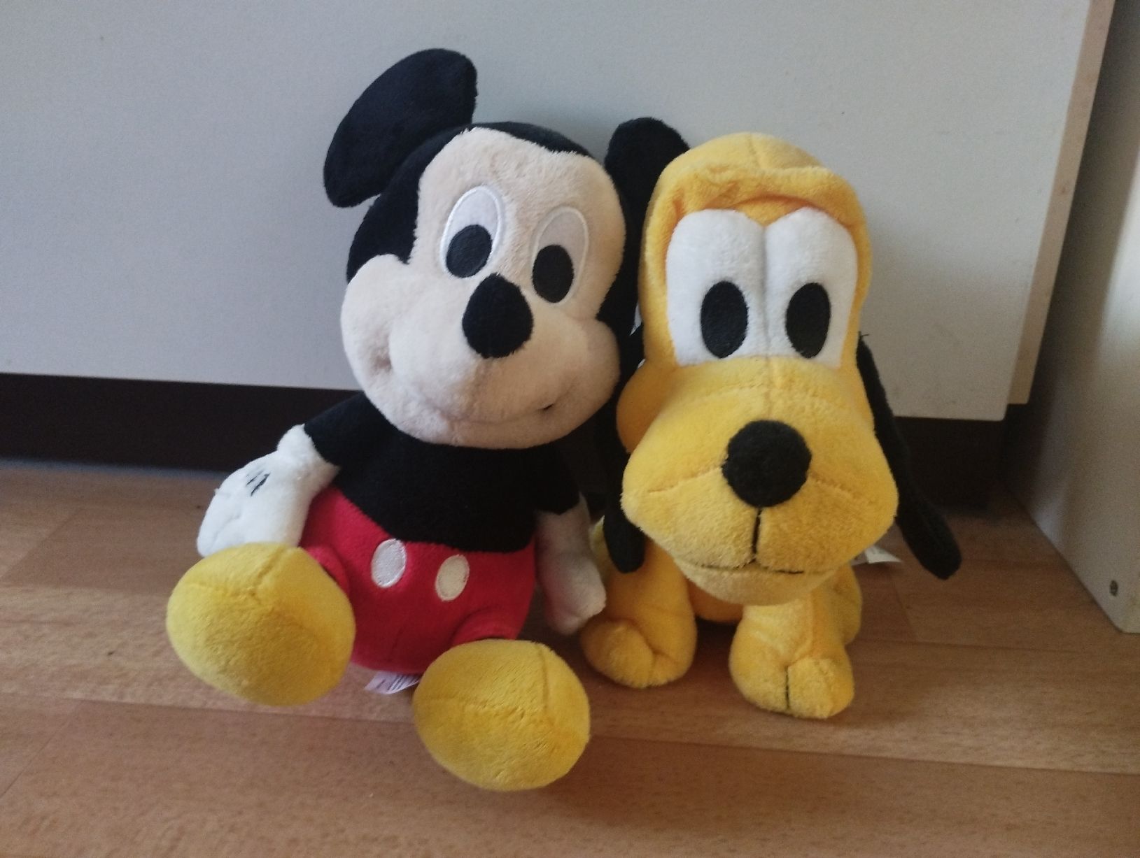Disney Giocattoli: Mickey Mouse und Pluto Kuscheltiere, super Zustand! – Usato da Therwil venduto da Familie-family