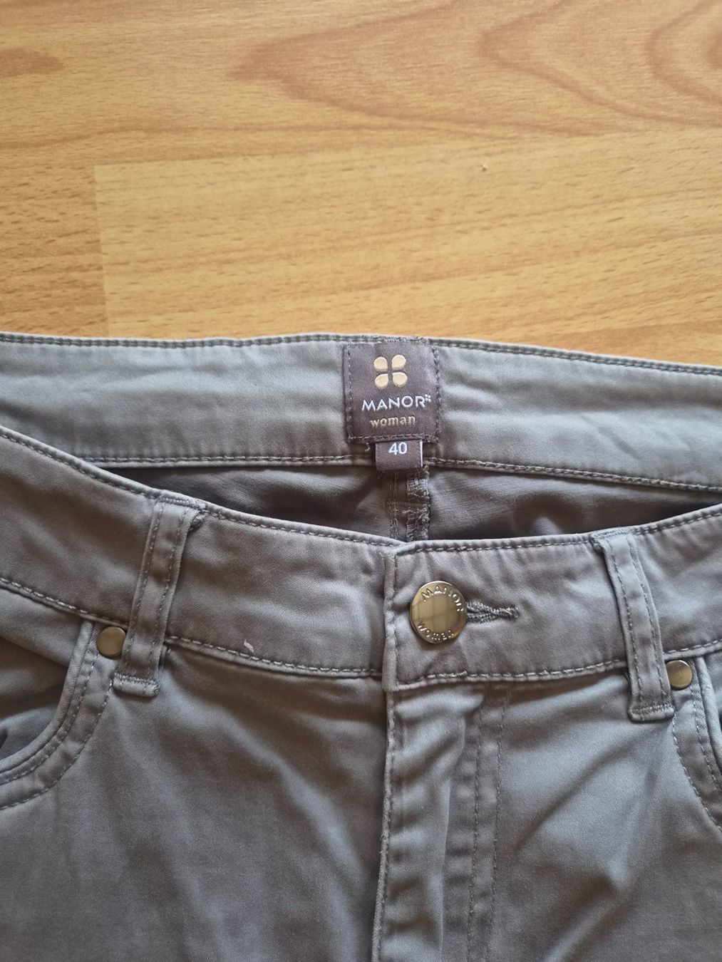 Manor Pantaloni: Manor Damen Jeans Grösse 40 neuwertig hellgrau – Usato da Mumpf venduto da Fabis_Shop 1