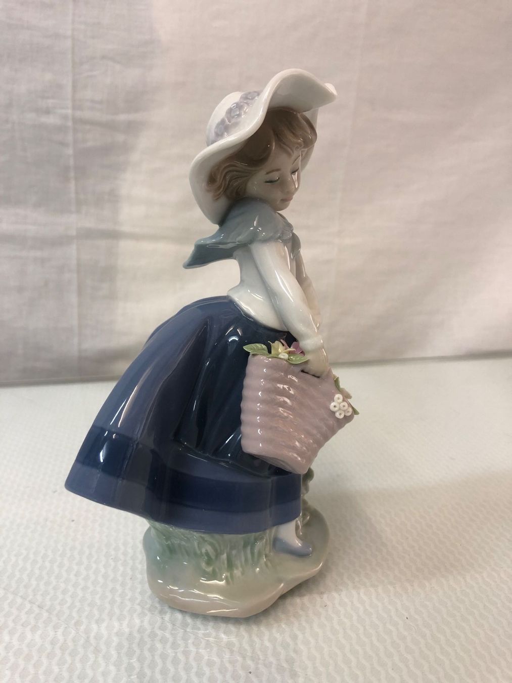 Lladro Statuette: LLADRO Figur Kleines Mädchen mit Korbtasche 5222 – Usato da Brunnen venduto da Allerwaren 1