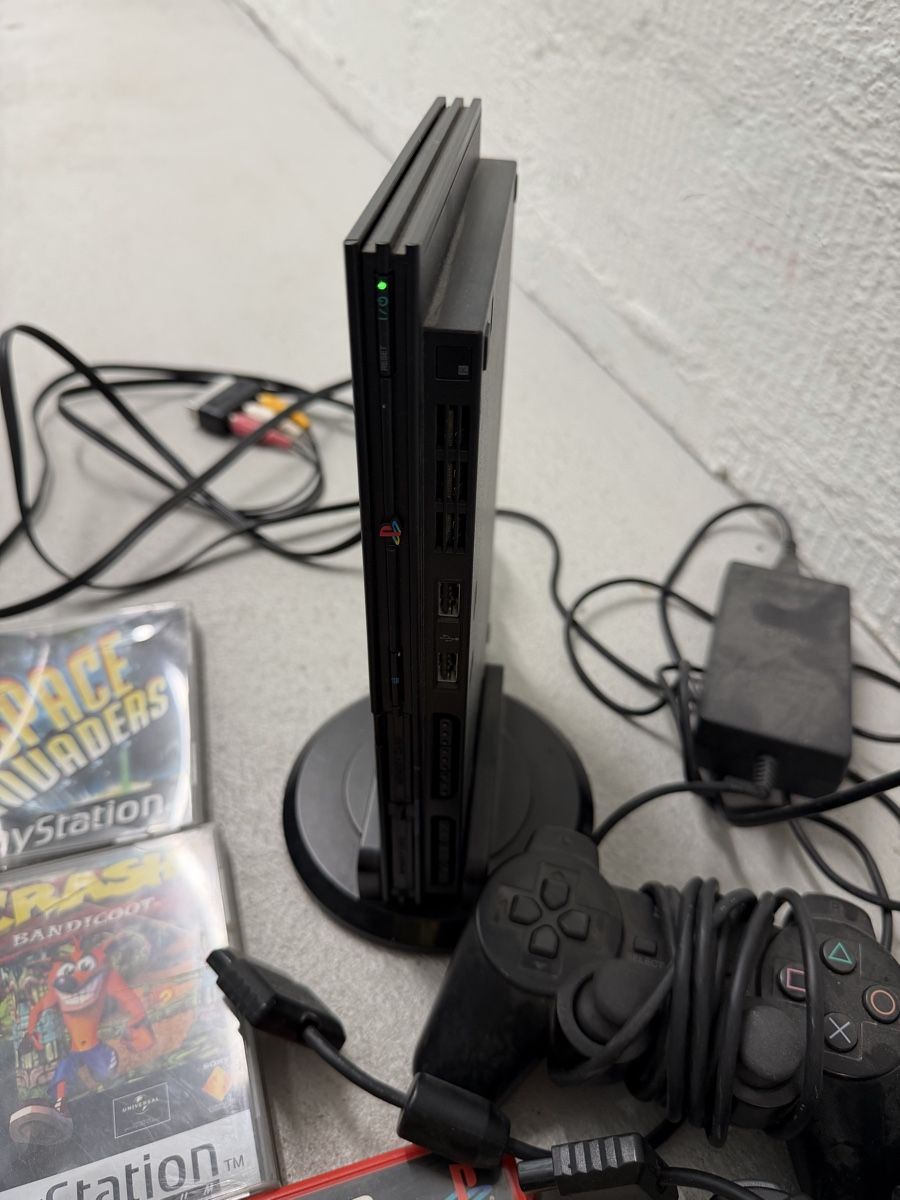Sony Console: Sony PlayStation 2 Konsole Slim mit Buzz Controller Set – Usato da Zürich venduto da Privat_13 1