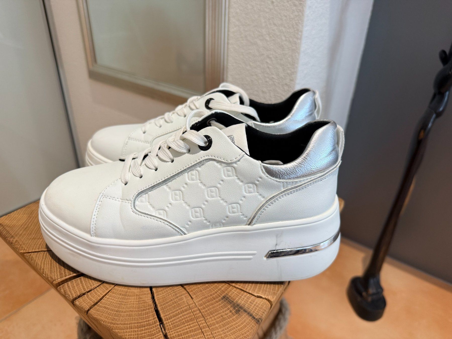 Scarpe da donna: Sneaker Weiss Queen Helena 38 – Usato da Nuerensdorf venduto da ghi_b7xs