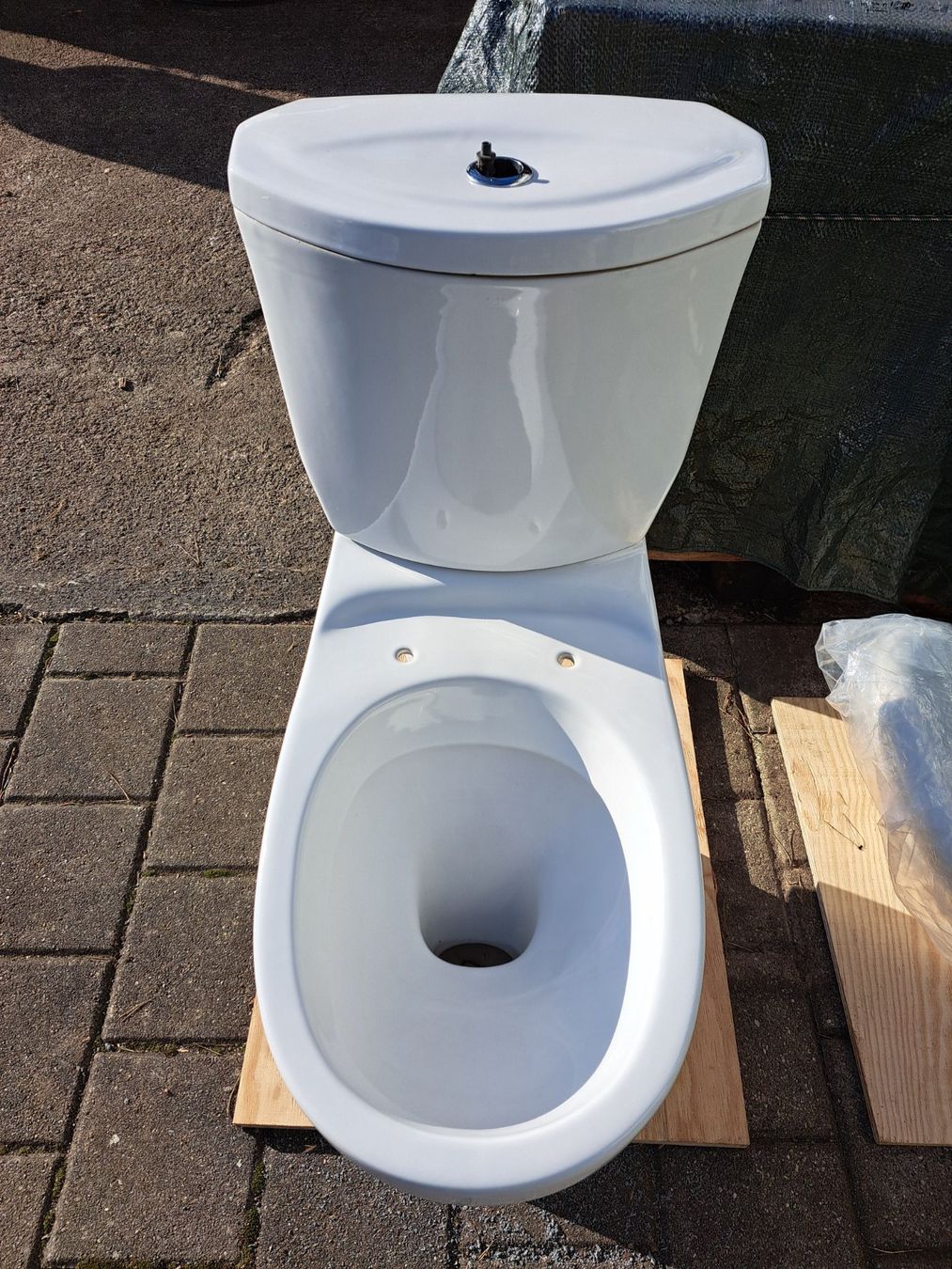 WC: Stand WC mit Spülkasten, Keramik – Gebraucht aus Rafz von MuriFinn 1