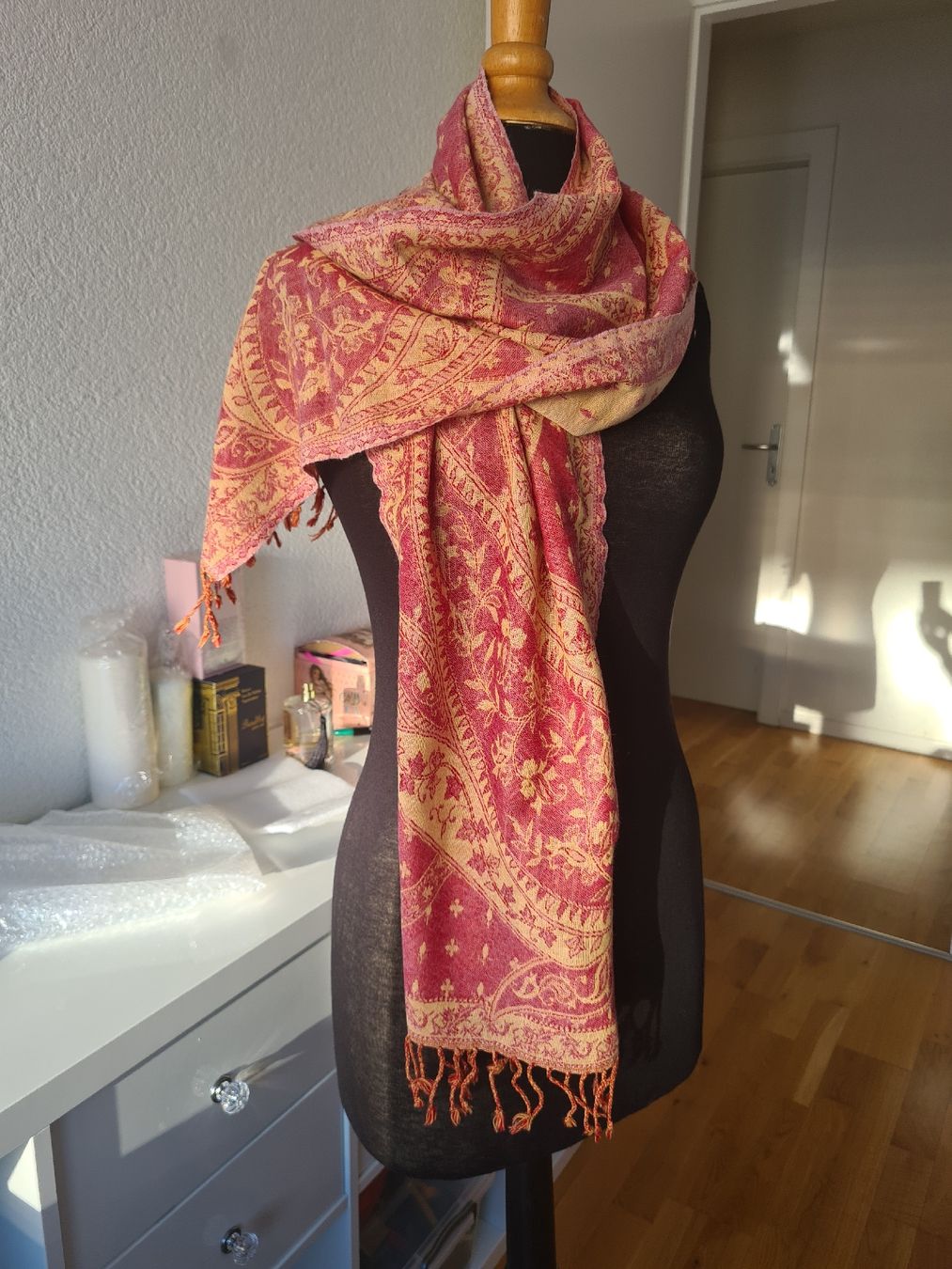 Foulard & Sciarpe: Écharpe en laine neuf – Nuovo e nell'imballaggio originale da La Chaux-de-Fonds venduto da Luxary.25cachmirepro 3