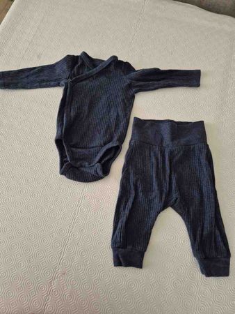 Baby Wickelbody und Hose blau Grösse 62