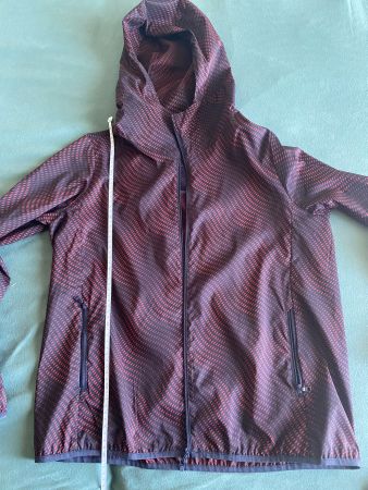 Uniqlo Neue leichte Jacke mit Kapuze, rot/dunkelblau, GR XL