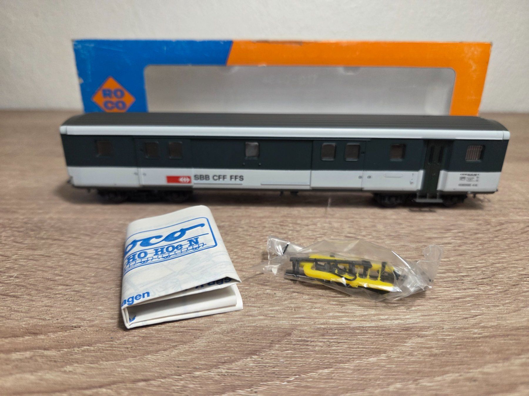 Roco Modellini di ferrovie: Roco 44334 Gepäckwagen SBB H0 – Nuovo e nell'imballaggio originale da St-Aubin-Sauges venduto da Lo_Go 5