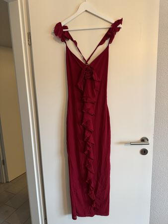 Robe bordeaux chic à volants. Parfaite pour l'été!