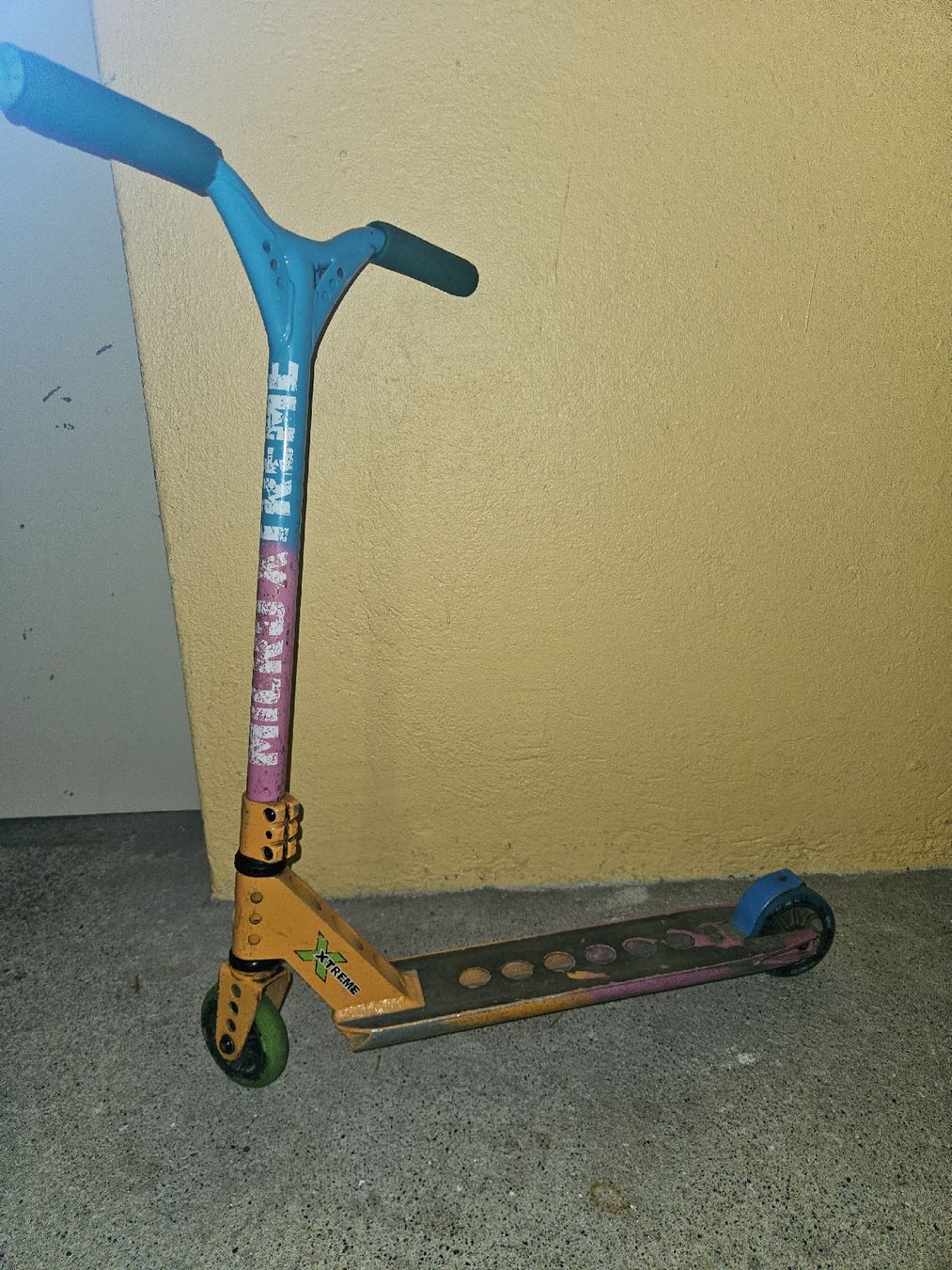Kickboard: Stuntscooter Xtreme - Farbig – Usato da Zürich venduto da lallafu