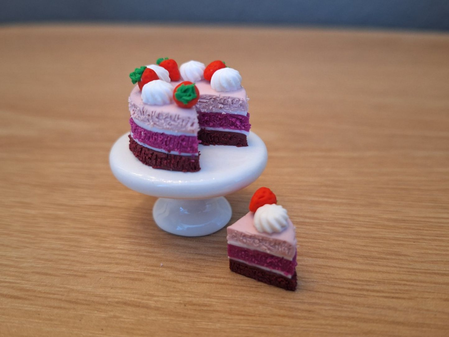 Case e mobili per bambole: Handmade Erdbeertorte – Nuovo (secondo la descrizione) da Zürich venduto da HandmadeTinyFood 2
