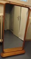 Spiegel in Holzrahmen mit Ablagefläche