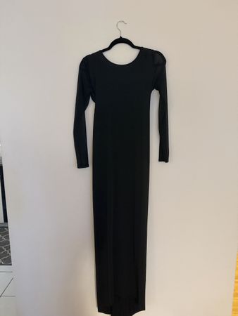 Schwarzes Maxikleid mit transparenten Mesh-Ärmeln