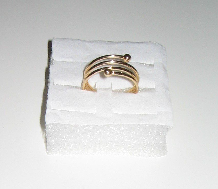 Anelli: Ring goldarbig, Spirale mit Kugeln an den Enden, U57 – Nuovo (secondo la descrizione) da Flamatt venduto da Tattoo18