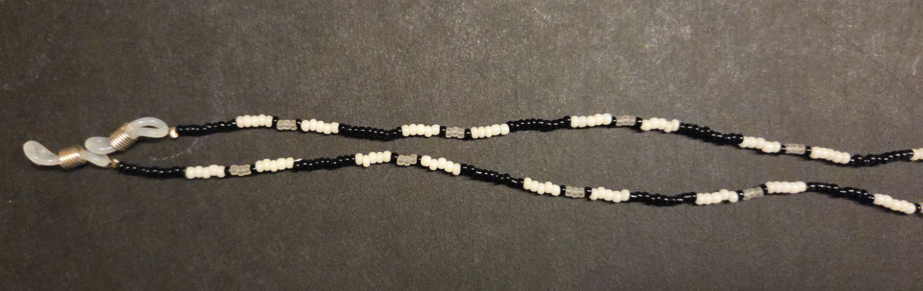 Ketten: Schwarz-weisse Brillenkette – Gebraucht aus Zürich von wile_coyote