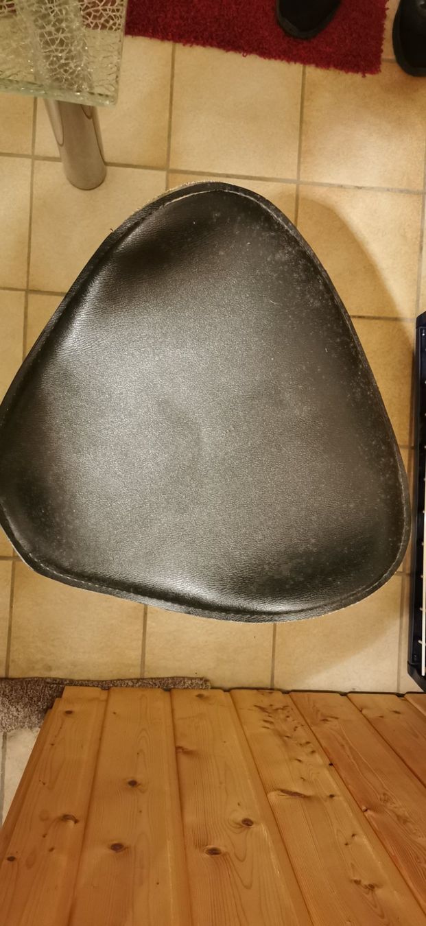 Hocker: Barhocker Sattelform Schwarz Höhenverstellbar – Gebraucht aus Hüttikon von ypell 1