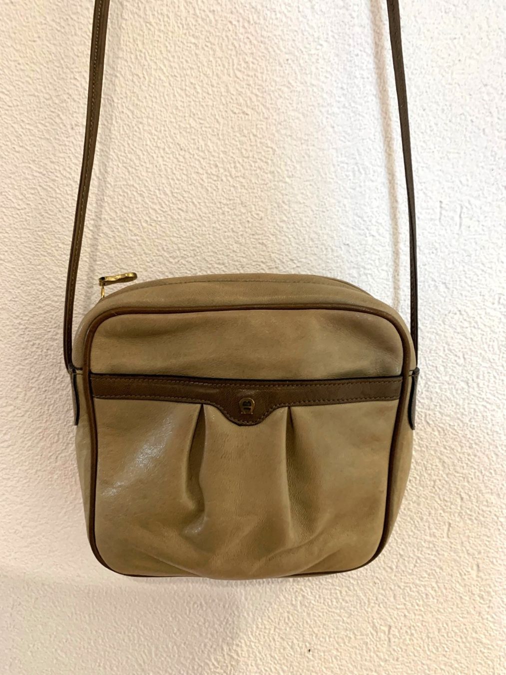 Aigner Borse da donna: Aigner kleine Umhängetasche – Usato da St. Gallen venduto da Braunelle