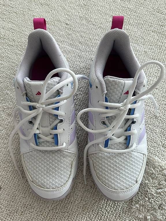 Scarpe per ragazze: Adidas Sportschuhe Mädchen Grösse 38 – Usato da Dörflingen venduto da Kendraa
