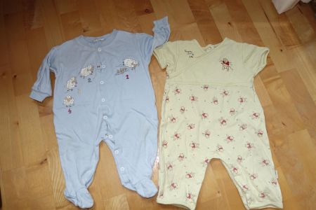 2 Baby Pyjamas Grösse 56
