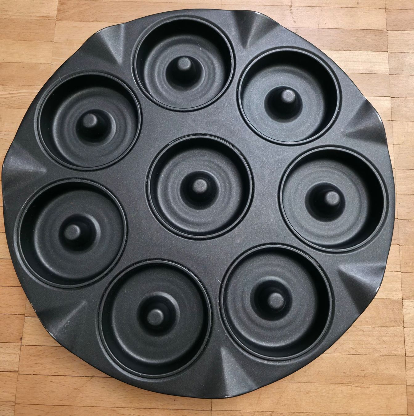 Teglie da forno: Donut Baking Pan 8 cavities – Usato da Hombrechtikon venduto da moonwaterqueen