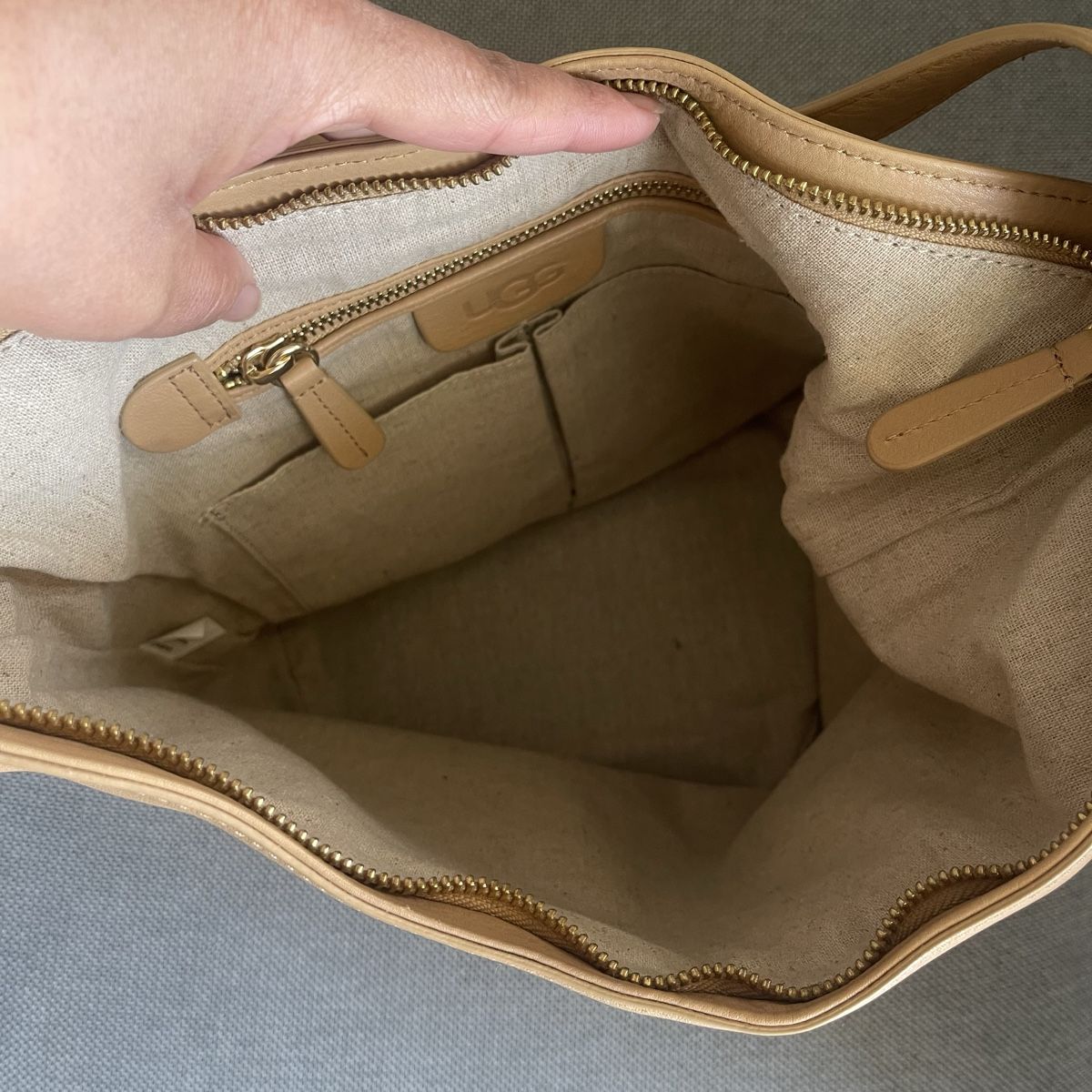 Ugg Borse: Stylische UGG-Ledertasche / Bucket Tasche – Nuovo (secondo la descrizione) da Bern venduto da dek_7bjd 5