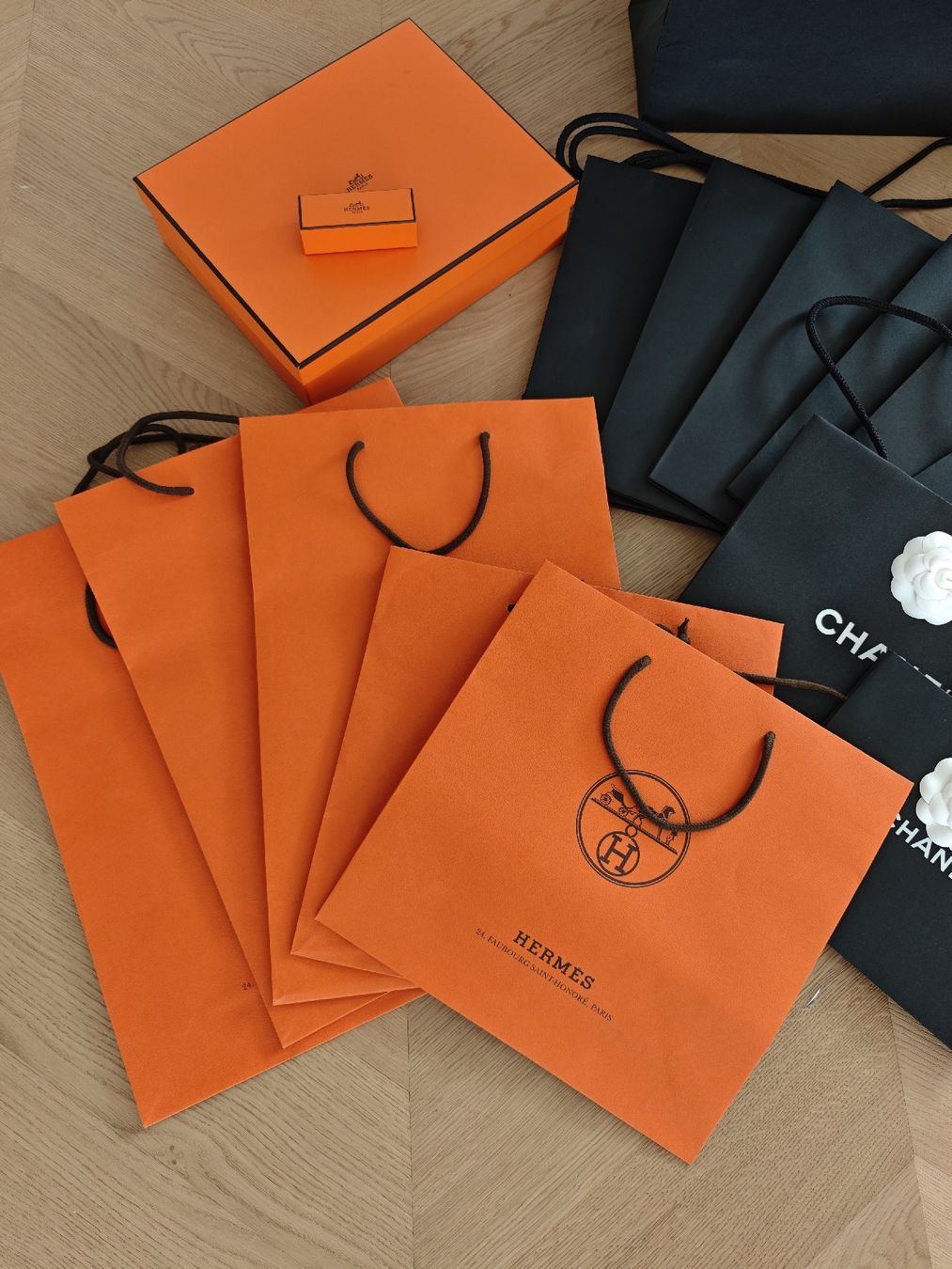 Chanel Taschen für Damen: CHANEL & HERMÈS Boxen & Papiertaschen – Gebraucht aus Erlenbach ZH von nlh 1