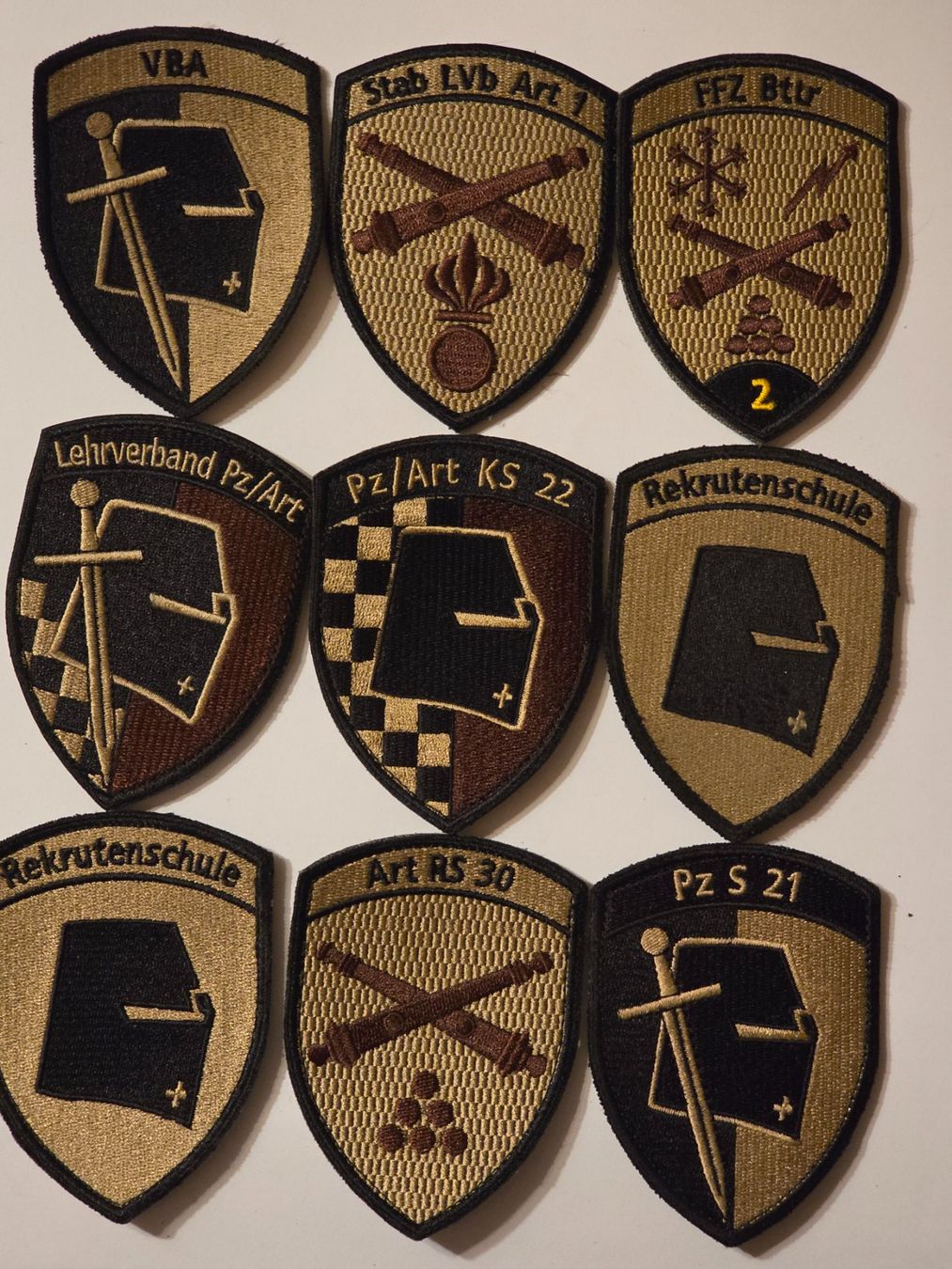 Armée suisse Plaquettes & Badges: Panzer Badge 9 Abzeichen Divers Klett Original – Neuf (Voir description) à Nyon par freetoys08