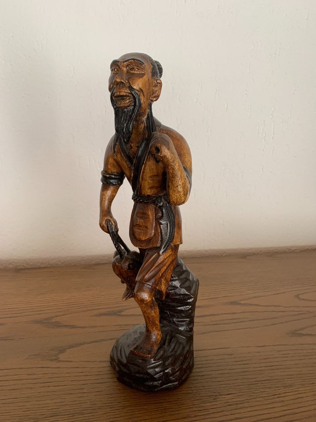 Skulpturen & Statuen: Handgeschnitzer Fischer aus Asien – Neu (gemäss Beschreibung) aus Widnau von Algisbuendter