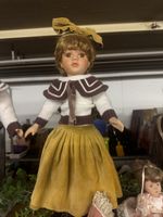 Porzellan Puppe mit Kleid gelb Grösse 50cm guter Zustand