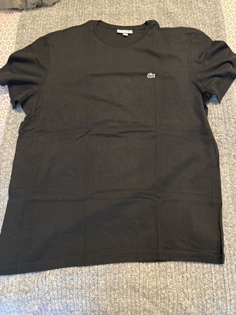 T-shirt Lacoste noir, taille XXL, en très bon état.