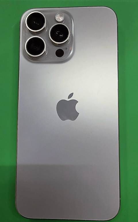 Telefoni cellulari / Smartphones: iPhone 15 pro max è powerbank – Usato da Lugano venduto da inf_v8qm