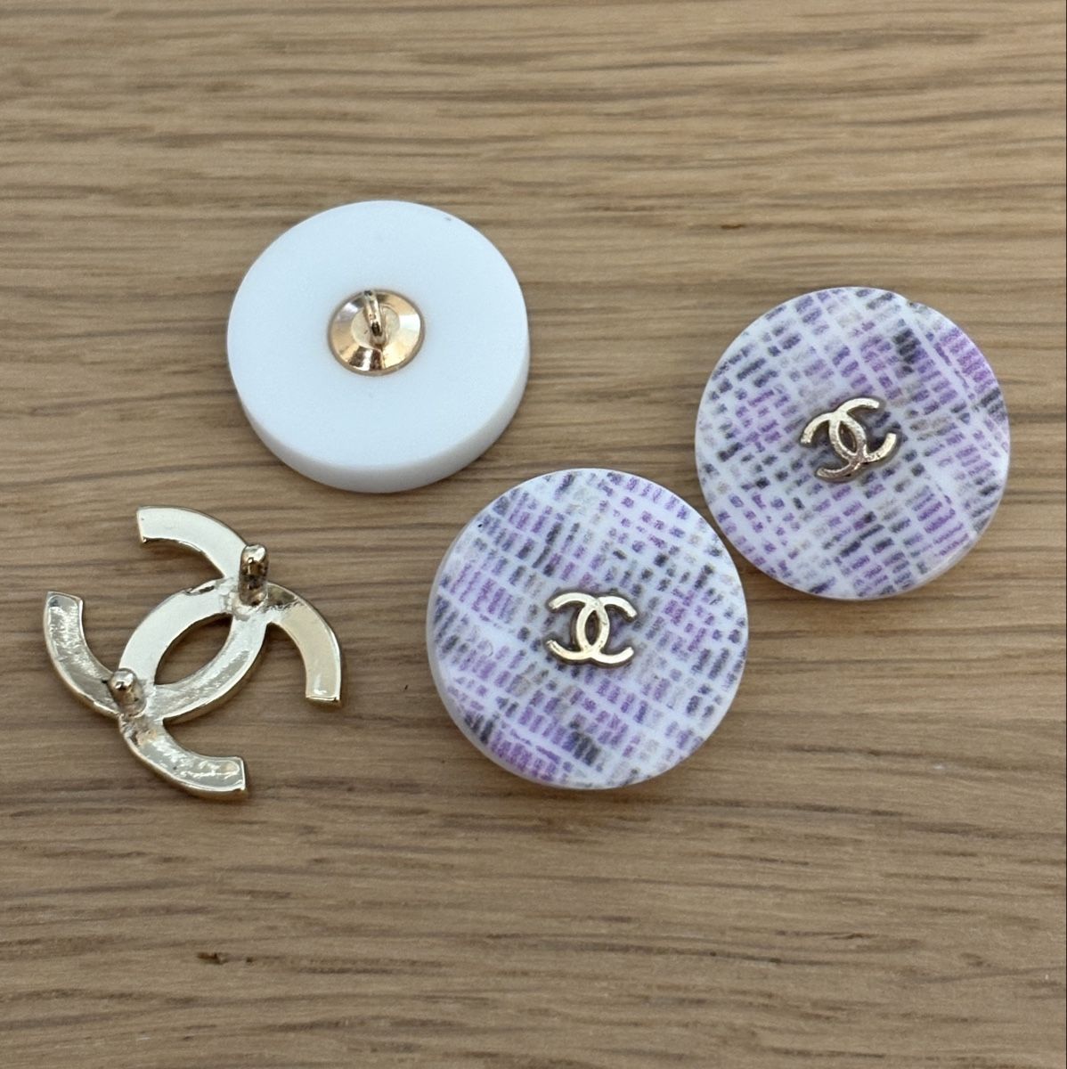 Bottoni: 3 Authentic Chanel Buttons Set & CC Logo pin – Usato da Nyon venduto da My_wardrobe 1