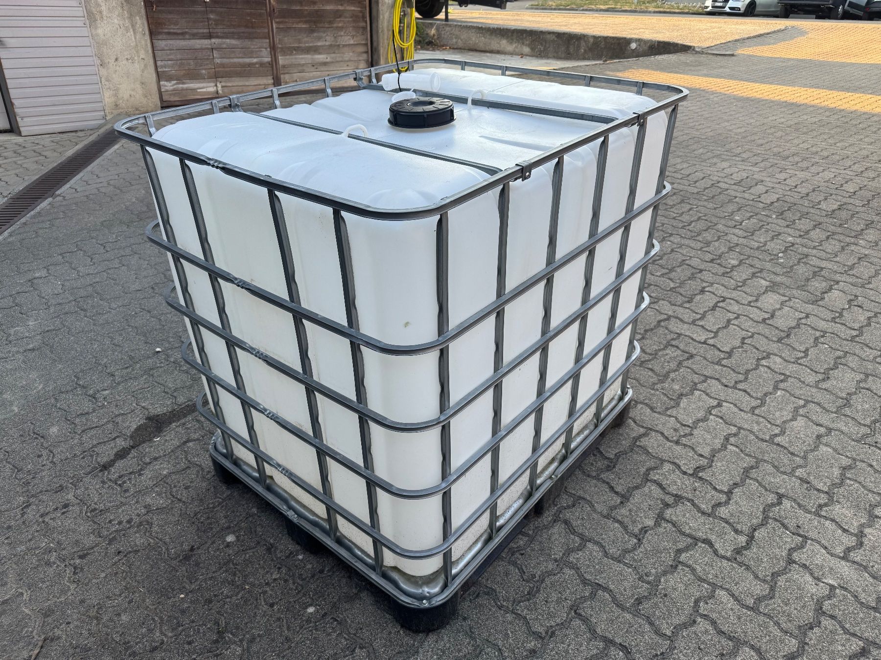 Abbeveratoi e trogoli: IBC Container 1000L gebraucht mit Hahn und Deckel – Usato da Dotzigen venduto da JD73 1
