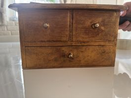 Holzschatulle mit Schubladen und Verzierung, 25 cm
