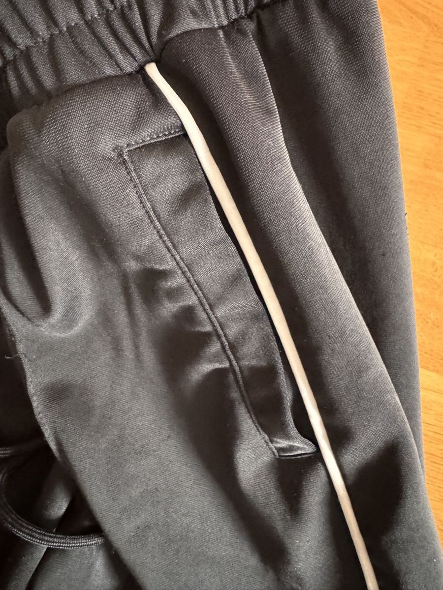 Bershka Pantaloni: Schwarze Bershka Trainer Hose Grösse M – Usato da Bern venduto da Arecibo07 2