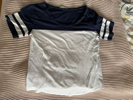 T-shirt blanc et bleu