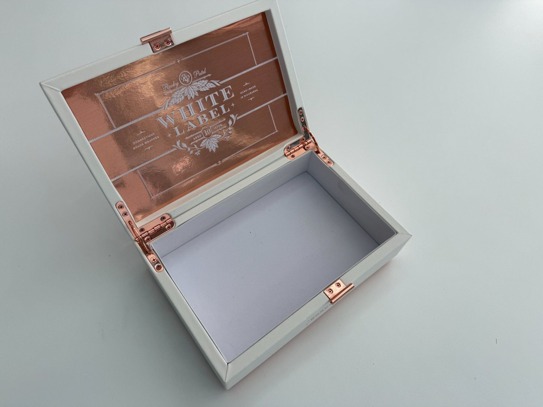 Autres tabacs: Traumhafte & elegante Zigarren-Box Rocky Patel White Label – Neuf (Voir description) à Unterengstringen par Tnovus