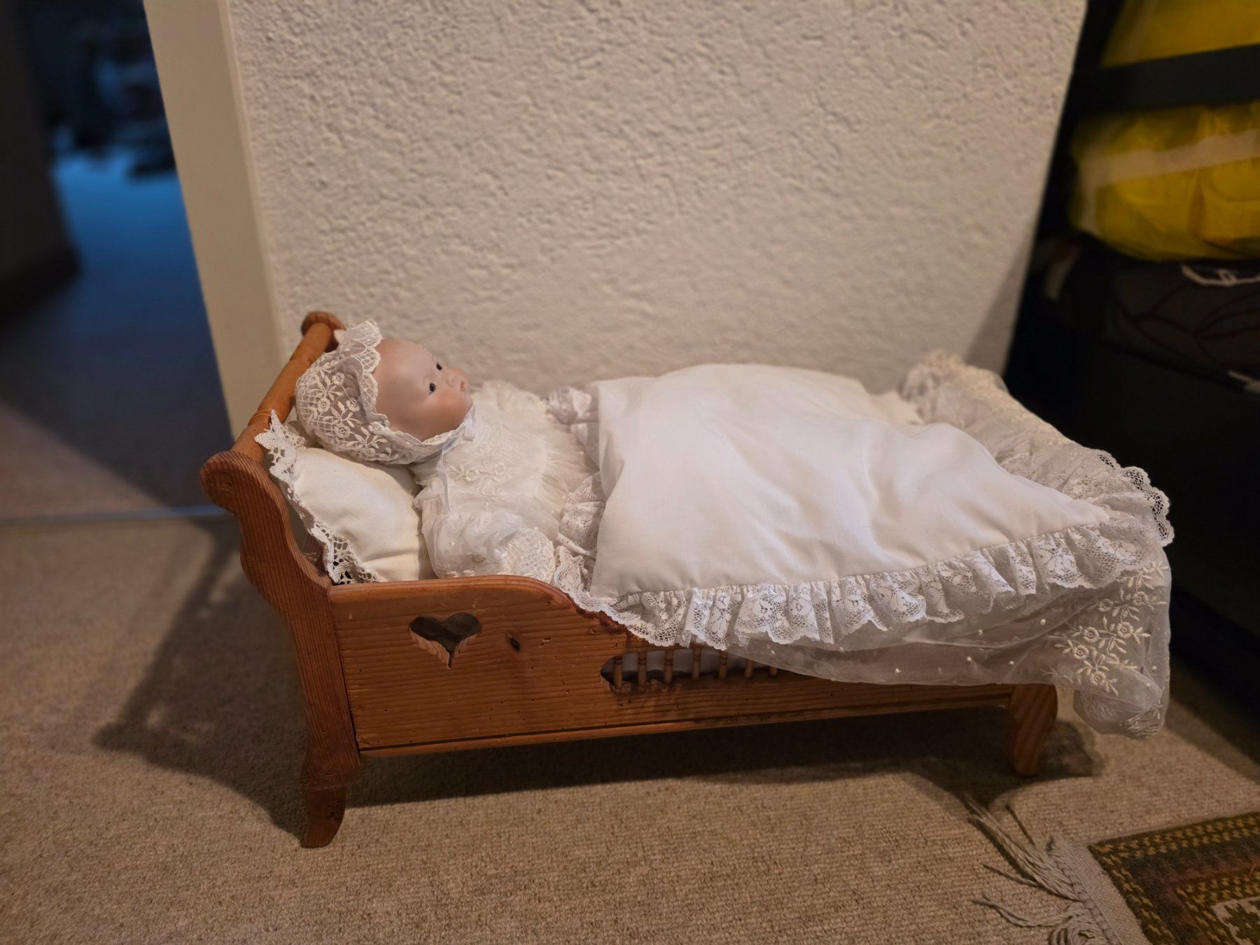 Puppen: Puppe im Holzbett – Gebraucht aus Sargans von barbsch 2