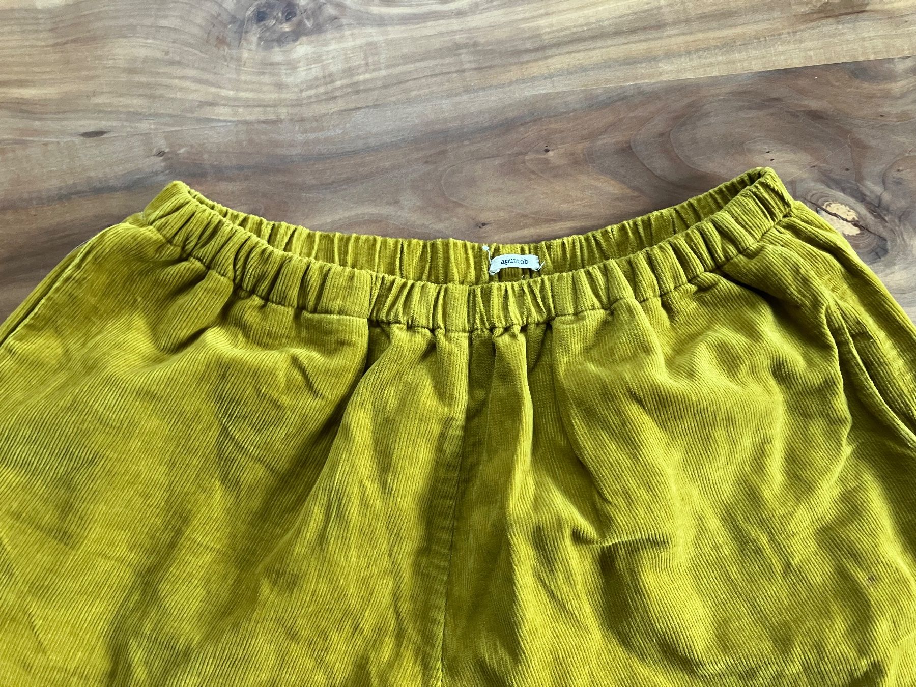 Pantaloni: schöne, gelbe Cordhose, Grösse M – Usato da Bern venduto da sturmmoewe 1