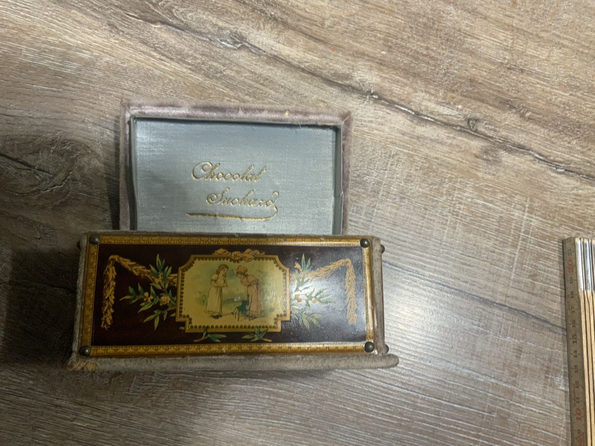 Suchard Barattoli: Antike Chocolat Suchard Dose mit Stoffbezug  – Usato da Willisau venduto da Minali 2