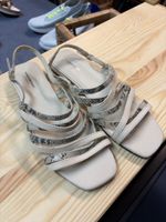 Sandalen in Schlangenoptik