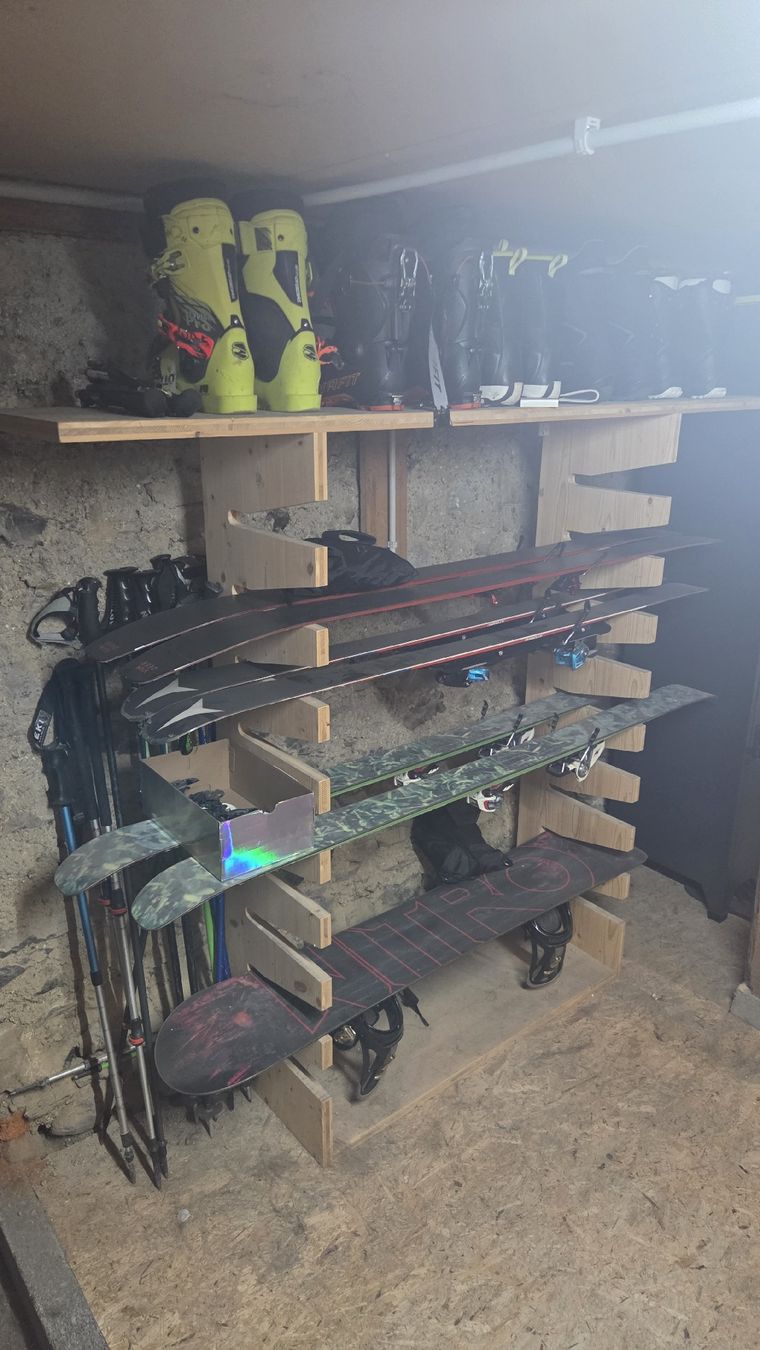 Scaffali: Ski und Snowboard Regal – Usato da Seewis Dorf venduto da ChrigiG