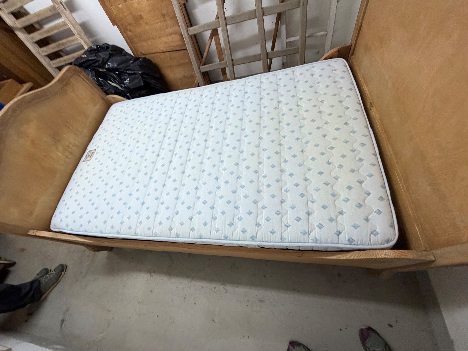 Betten: Antikes Bett, komplett,180 x 108 cm – Gebraucht aus Aeschi b. Spiez von fux_l5vd 2