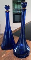 Zwei blaue Glasflaschen für die Bar