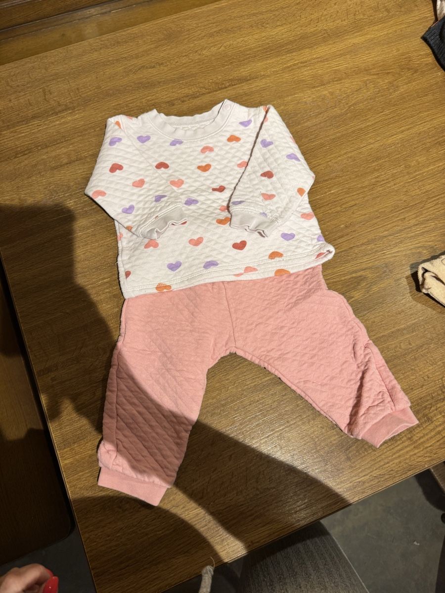 Lotti & Set di vestiti: Ensemble bébé 2 pièces 74/80, motifs cœurs – Usato da Erde venduto da Kitkatekate